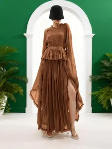 Elegante abito lungo marrone stile francese con vita aderente, maniche a campana e spacco