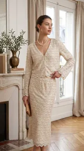 Elegantes zweiteiliges Set aus Paillettenjacke und Rock im französischen Modestil