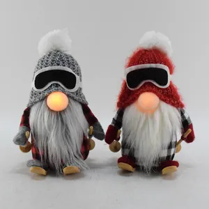 Twee pluche kerstkabouters met ski-uitrusting en warm gloeiende LED-neuzen