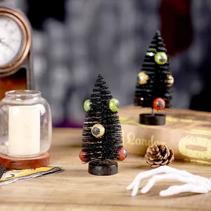 Halloween Mini-Schwarzbäume mit gruseligen bunten Augäpfeln als Tischdeko.