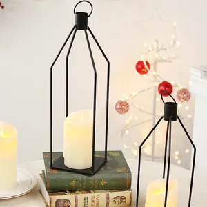 Elegante coppia di portacandele minimalisti in ferro nero con candele LED calde per la tavola