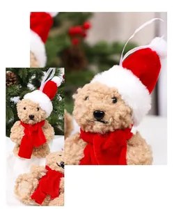 Gros plan détaillé d'ours en peluche de Noël mignons avec bonnets et écharpes rouges