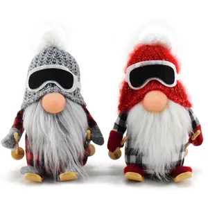 Detailweergave van twee kerstkabouters op ski's met skibrillen en ruitjes