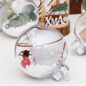 Bola de Navidad transparente rellena de nieve artificial, piñas y bayas rojas