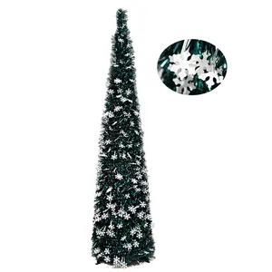Vue détaillée d'un sapin en cône vert foncé décoré de flocons de neige blancs festifs