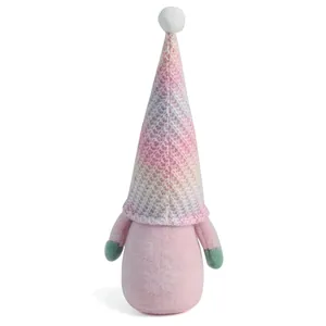 Achteraanzicht van een pluchen gezichtsloze kabouter met een kleurrijke gebreide muts decor