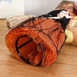 Gedetailleerd overzicht van Halloween heks boomtop met oranje mesh rok en strooien bezem