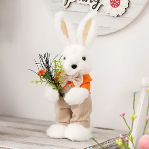 Niedliche Plüsch-Osterhasenfigur mit Latzhose und einem bunten Frühlingsblumenstrauß