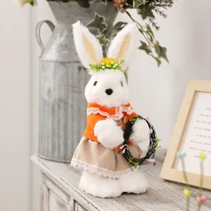 Niedliche Osterhasen-Plüschfigur mit Blumenkrone und orangefarbener Jacke für Deko