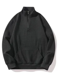 Detailansicht der schwarzen Waffelstruktur am Herren-Sweatshirt mit Reißverschluss