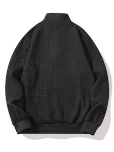 Rückansicht eines schwarzen Waffelstrick-Sweatshirts mit Stehkragen und Rippbündchen am Saum.