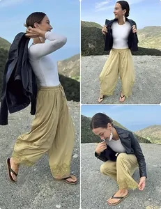Détail du pantalon incurvé kaki pour femme avec une bordure en dentelle élégante