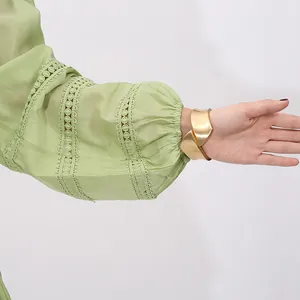 Detailansicht der hellgrünen Puffärmel mit eleganter Spitzenstickerei und Spitzenbesatz.