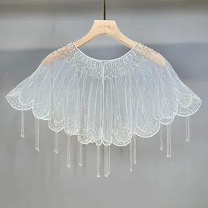 Detailansicht des eleganten weißen Perlen-Mesh-Schals mit Quasten für Abendkleider