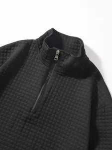 Nahaufnahme eines Sweatshirts aus Waffelstrick mit Stehkragen und halbem Reißverschluss