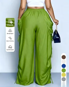 Achteraanzicht van groene wijde broek met viscose materiaaldetails en kleuren