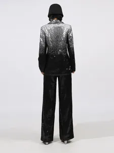 Elegante completo da donna con blazer e pantaloni con paillettes sfumate argento