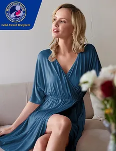 Robe d'allaitement bleue élégante à col en V et manches chauve-souris en situation