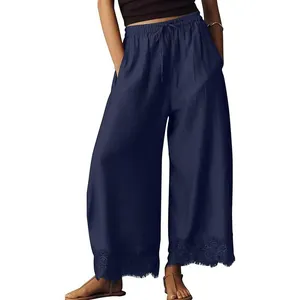 Pantalon court bleu marine pour femme avec taille élastique et ourlet en dentelle