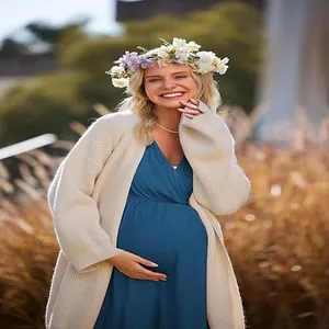 Détails d'une robe de maternité bleue à col en V avec un cardigan en maille