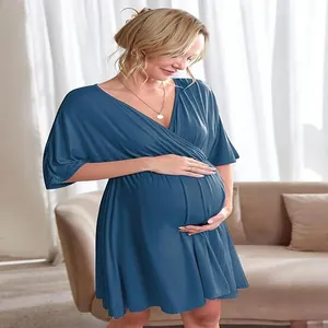 Vue détaillée d'une robe de maternité et d'allaitement bleue à col en V sur un modèle