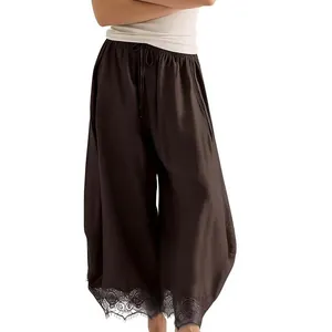 Vue détaillée du pantalon incurvé marron foncé pour femme avec taille élastique et dentelle