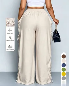 Achteraanzicht van ademende beige wijde broek met verstelbare details met trekkoordjes