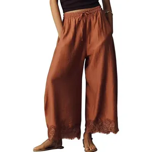 Détail du bas de pantalon large pour femme avec bordure en dentelle brodée élégante