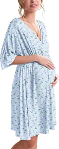 Robe de maternité à fleurs élégante avec décolleté en V et manches chauve-souris.