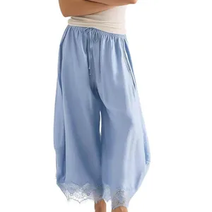 Pantalon court bleu clair à jambes larges avec ourlet en dentelle et cordon de serrage