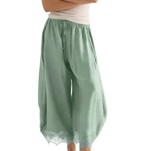 Vue détaillée de l'ourlet en dentelle délicate sur ce pantalon ample vert sauge