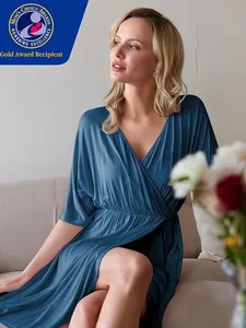Robe de maternité et d'allaitement bleue élégante à col en V et manches chauve-souris