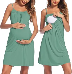 Détail d'une robe de maternité à bretelles verte avec un accès facile pour l'allaitement