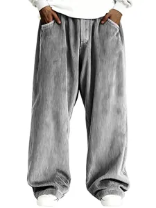 Vue détaillée de la texture en velours côtelé gris sur pantalon large homme