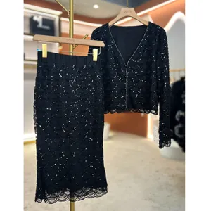 Elegantes schwarzes Pailletten-Set bestehend aus V-Ausschnitt Jacke und Midi-Rock