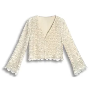 Eleganter französischer cremefarbener Spitzen-Cardigan mit Glockenärmeln und Perlenknöpfen