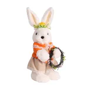 Osterhasen-Plüschfigur mit oranger Jacke und Blumenkranz Dekoration