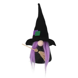 Gnomo bruja de Halloween hecho a mano con pelo morado y escoba sobre fondo blanco