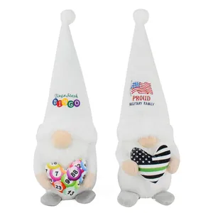 Detalle de gnomos blancos sin rostro con cojines de corazón de Bingo