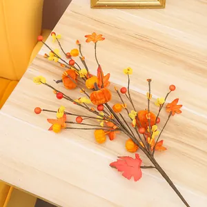 Decorazione ramo autunnale con foglie di acero, zucche e bacche per l'arredamento di Halloween
