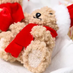 Ornement de Noël en peluche ours avec écharpe rouge et chapeau, détail texture douce