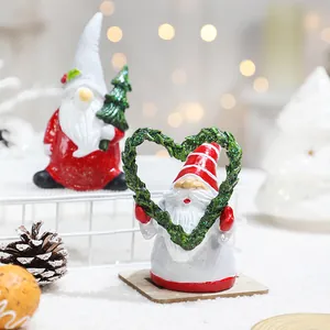 Set di due statuette di gnomi natalizi in resina con ghirlanda a cuore e alberello