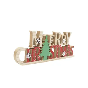 Hölzerne Merry Christmas Tischdekoration mit grünem Baum und Schneeflocken Akzenten