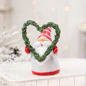 Statuina di gnomo natalizio in resina con ghirlanda di foglie verde a forma di cuore per decoro