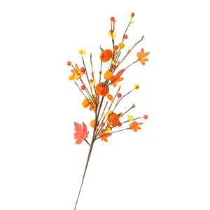 Ramo decorativo autunnale di Halloween con foglie di acero e zucche per la festa