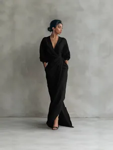 Elegante zwarte maxi-jurk met V-hals en getailleerde taille voor vakantie-stijl