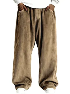 Détail du pantalon en velours côtelé marron pour hommes, jambe large et texture