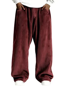 Détail du pantalon décontracté en velours côtelé bordeaux pour hommes.