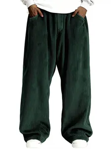 Vue détaillée de la texture du pantalon large en velours côtelé rétro vert forêt