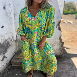 Robe longue d'été à col en V avec motif abstrait vibrant et poches latérales pratiques